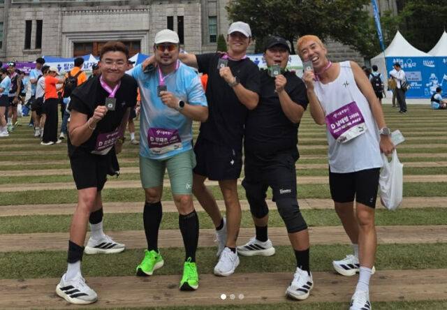 홀쭉 하게 살이 빠진 강재준 모습(왼쪽에서 두번째)./소셜미디어