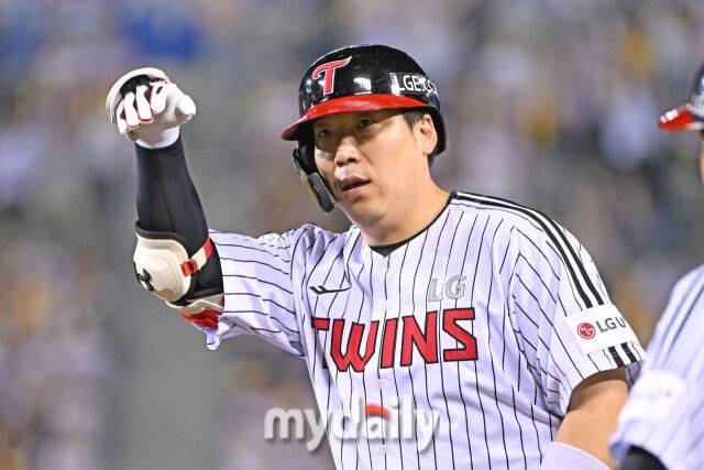 30일 서울 잠실야구장에서 열린 '2025 신한 SOL BANK KBO리그' 두산 베어스와 LG 트윈스 경기. LG 김현수가 2회말 2사에 안타를 친 후 기뻐하고 있다./마이데일리