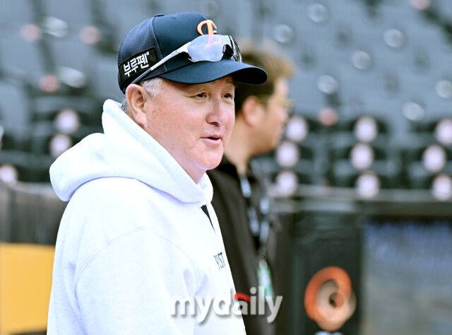 17일 오후 대전광역시 한화생명볼파크에서 진행되는 '2025 프로야구 KBO리그 포스트시즌' 플레이오프(PO) 1차전 한화이글스와 삼성라이온즈의 경기. 한화 김경문 감독이 선수들을 지켜보고 있다./대전 = 송일섭 기자