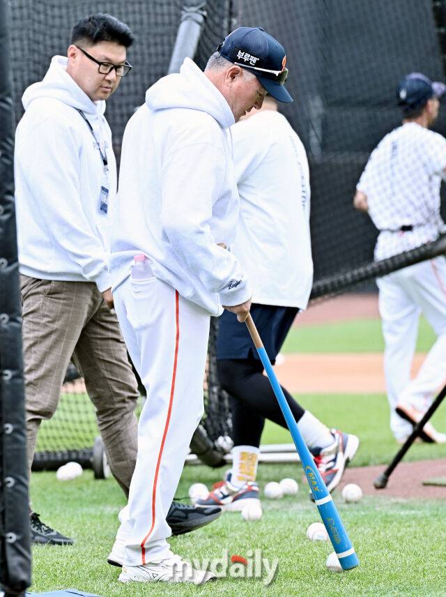 17일 오후 대전광역시 중구 대전 한화생명볼파크에서 진행되는 '2025 프로야구 KBO리그 포스트시즌' 플레이오프(PO) 1차전 한화이글스와 삼성라이온즈의 경기. 한화 김경문 감독이 훈련장 정리를 돕고 있다./대전 = 송일섭 기자