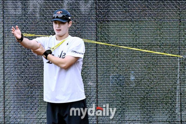 17일 오후 대전광역시 중구 대전 한화생명볼파크에서 진행되는 '2025 프로야구 KBO리그 포스트시즌' 플레이오프(PO) 1차전 한화이글스와 삼성라이온즈의 경기. 한화 문동주가 경기전 훈련을 하고 있다./대전 = 송일섭 기자