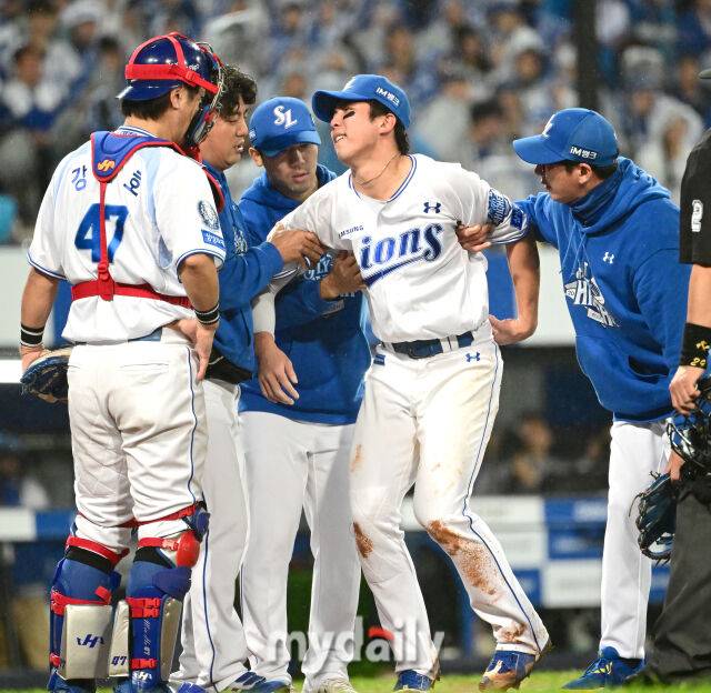 2025년 10월 13일 오후 대구 삼성라이온즈파크에서 열린 '2025 신한 SOL Bank KBO 포스트시즌' SSG 랜더스와 삼성 라이온즈의 준플레이오프 3차전 경기. 삼성 3루수 김영웅이 8회초 1사 후 SSG 에레디아의 3루 땅볼 타구를 처리하다 허리 통증을 호소하며 쓰러지고 있다./마이데일리