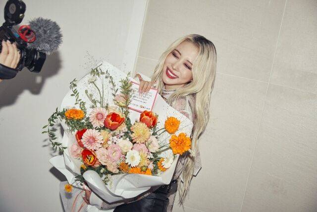 꽃다발을 안고 웃고 있는 다영/다영 공식 SNS