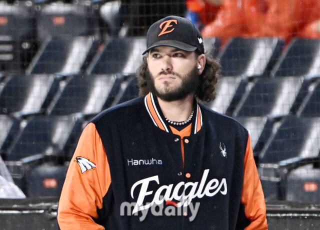 17일 오후 대전광역시 중구 대전 한화생명볼파크에서 진행되는 '2025 프로야구 KBO리그 포스트시즌' 플레이오프(PO) 1차전 한화이글스와 삼성라이온즈의 경기. 한화 선발투수 폰세가 비오는 그라운드를 바라보고 있다./대전 = 송일섭 기자