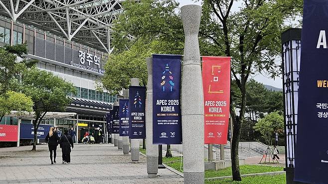 ‘천년 고도’ 경북 경주가 31일부터 다음달 1일까지 열리는 ‘2025년 아시아태평양경제협력체(APEC) 정상회의’를 앞두고 손님맞이에 한창이다. 사진 경주역 앞에 설치된 APEC 2025 현수막들  경주=고은결 기자