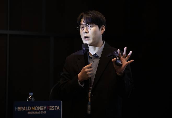 박곰희 주식회사 넌그럴자격있어 대표가 17일 서울 강남구 코엑스 그랜드볼룸에서 열린 ‘헤럴드머니페스타 2025’에서 ‘내 인생을 바꿔줄 4개의 통장’을 주제로 강연을 하고 있다. 오는 17일까지 양일간 열리는 ‘헤럴드머니페스타 2025’는 ‘웰스 내비게이션’ 주제로 돈의 흐름과 자산의 맥을 짚어나가는 축제의 자리로 처음으로 월급을 모으는 2030 재테크 초심자부터 자산 승계나 절세를 염두에 둔 5060 재테크 고수까지 다양한 계층을 위한 주식·부동산·금융상품·절세·가상자산 등 재테크와 관련한 모든 정보가 총망라된다. 임세준 기자