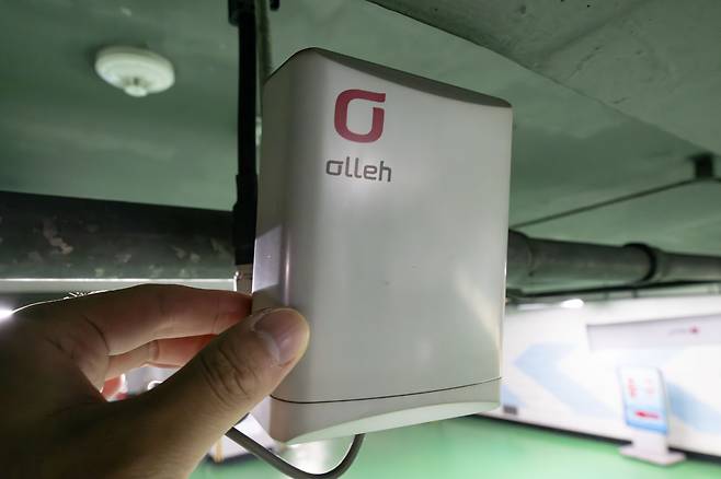 서울 시내의 한 지하주차장에 설치된 KT 무선 통신 설비   임세준 기자