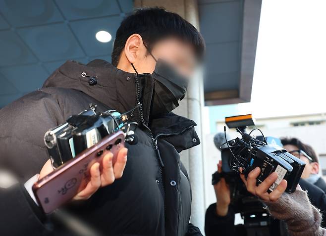 텔레그램을 이용해 성 착취물을 제작·유포한 사이버 성폭력 범죄집단 자칭 ‘자경단’의 총책 A씨가 지난 1월 서울 성동구 성동경찰서에서 검찰로 송치되고 있다. [연합]