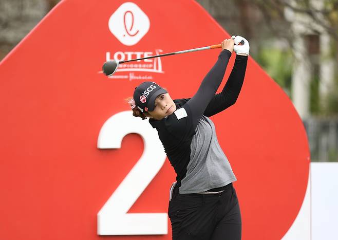 [서울=뉴시스] 권창회 기자 = 아리아 주타누간이 16일(현지시간) 하와이 오하우섬 에바비치 호아칼레이CC에서 열린 LPGA '롯데 챔피언십' 파이널 라운드 2번 홀에서 티샷을 하고 있다. (사진=대홍기획 제공) 2022.04.17. photo@newsis.com *재판매 및 DB 금지