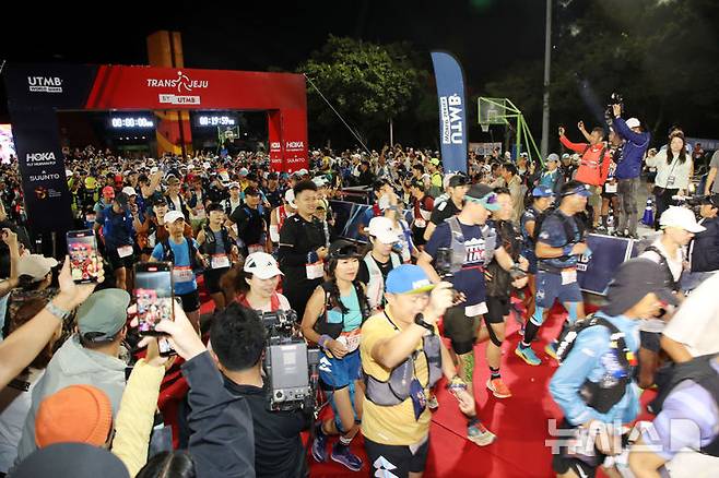 [서귀포=뉴시스] 지난 11일 개막한 트랜스 제주 국제 트레일러닝 대회에서 참가자들이 제주월드컵경기장에서 출발하고 있다. (사진=서귀포시 제공) 2024.10.12. photo@newsis.com *재판매 및 DB 금지