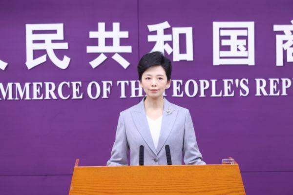 [서울=뉴시스] 스콧 베선트 미국 재무장관이 리청강 중국 상무부 부부장 겸 국제무역담판대표를 향해 “정신이 나갔다(unhinged)”는 표현까지 동원하며 공개적으로 비난한 데 대해, 중국 당국이 강하게 반발했다. 허융첸 중국 상무부 대변인이 16일 정례브리핑에서 발언하고 있다. <사진출처: 중국 상무부 사이트> 2025.10.17
