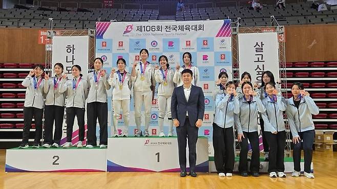 [부산=뉴시스] 부산체고 펜싱 여자 단체 플러레 금메달 입상 학생들. (사진=부산교육청 제공) 2025.10.17. photo@newsis.com   *재판매 및 DB 금지