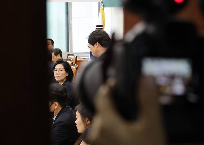 16일 서울 여의도 국회 과학기술정보방송통신위원회에서 열린 2025년도 국정감사에서 최민희 위원장이 취재진 퇴장을 선언한 뒤 회의가 비공개로 진행되고 있다. 연합뉴스