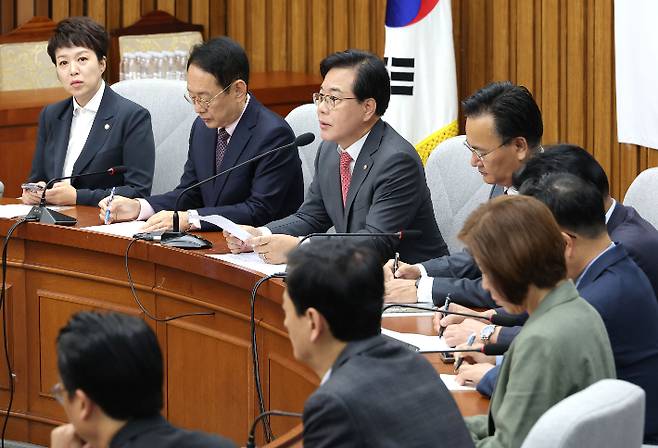 국민의힘 송언석 원내대표가 17일 서울 여의도 국회에서 열린 국정감사 대책회의에서 발언하고 있다. 연합뉴스