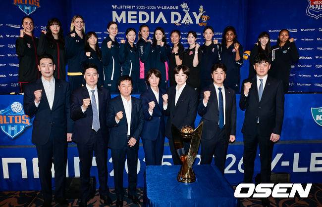 [OSEN=박준형 기자] 16일 서울 청담리베라에서 프로배구 진에어 2025-2026시즌 V리그 개막을 알리는 여자부 미디어데이 행사가 진행됐다.이날 미디어데이에는 흥국생명의 이다현, 레베카 라셈(등록명 레베카), 정관장의 정호영, 엘리사 자네테, 현대건설의 김다인, 카리 가이스버거(등록명 카리), IBK기업은행의 육서영, 알리사 킨켈라, 한국도로공사의 김세빈, 레티치아 모마 바소코(등록명 모마), GS칼텍스의 유서연, 레이나 도코쿠, 페퍼저축은행의 고예림, 조이 웨더링턴(등록명 조이)이 참석했다.참석 선수들과 감독들이 포즈를 취하고 있다.  2025.10.16 / soul1014@osen.co.kr