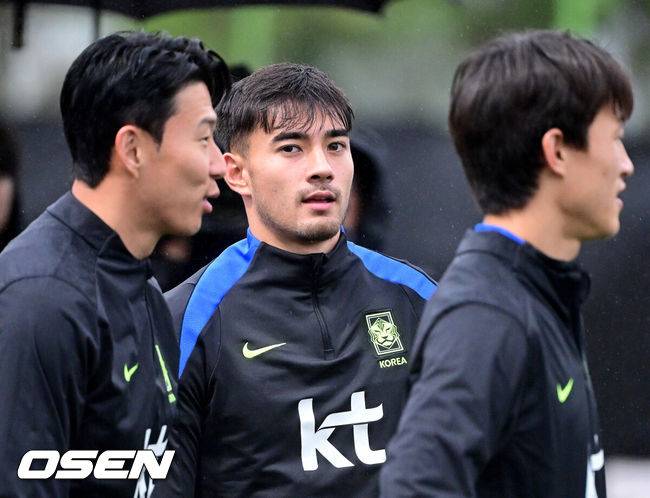 [OSEN=고양, 최규한 기자] 홍명보 감독이 이끄는 대한민국 축구 국가대표팀이 7일 오후 경기도 고양종합운동장 보조경기장에서 오는 10일 브라질과의 평가전을 앞두고 오픈트레이닝을 진행했다.한국 축구대표팀과 브라질은 오는 10일 서울월드컵경기장에서 친선경기를 갖는다.A대표팀 옌스 카스트로프를 비롯한 선수들이 훈련을 펼치고 있다. 2025.10.07 / dreamer@osen.co.kr