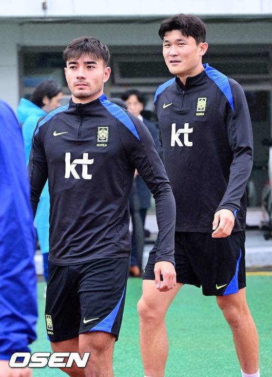 [OSEN=고양, 최규한 기자] 홍명보 감독이 이끄는 대한민국 축구 국가대표팀이 7일 오후 경기도 고양종합운동장 보조경기장에서 오는 10일 브라질과의 평가전을 앞두고 오픈트레이닝을 진행했다.한국 축구대표팀과 브라질은 오는 10일 서울월드컵경기장에서 친선경기를 갖는다.훈련을 앞두고 김민재와 옌스 카스트로프가 훈련장에 들어서고 있다. 2025.10.07 / dreamer@osen.co.kr