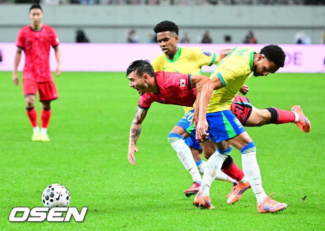 [OSEN=서울월드컵경기장, 지형준 기자] 세계의 벽은 높았다. 결과는 0-5 대패였다.홍명보 감독이 이끄는 대한민국 남자 축구 국가대표팀은 10일 서울월드컵경기장에서 '세계 최강' 브라질을 상대로 A매치 평가전을 치러 이스테방(첼시)과 호드리구(레알 마드리드)에게 나란히 2골을 허용하면서 0-5로 대패했다.후반 한국 카스트로프가 브라질 수비 사이로 드리블을 하고 있다. 2025.10.10 /jpnews@osen.co.kr