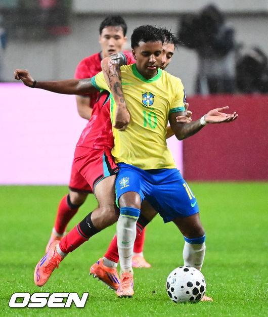 [OSEN=서울월드컵경기장, 지형준 기자] 세계의 벽은 높았다. 결과는 0-5 대패였다.홍명보&nbsp;감독이 이끄는 대한민국 남자 축구 국가대표팀은 10일 서울월드컵경기장에서 '세계 최강' 브라질을&nbsp;상대로 A매치&nbsp;평가전을 치러&nbsp;이스테방(첼시)과 호드리구(레알 마드리드)에게 나란히 2골을 허용하면서 0-5로 대패했다.후반 한국 카스트로프 옌스가 브라질 호드리구를 수비하고 있다. 2025.10.10 /jpnews@osen.co.kr