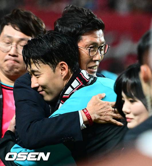 [OSEN=서울월드컵경기장, 지형준 기자]홍명보 감독이 이끄는 대한민국 대표팀과 파라과이의 A매치 평가전이 14일 오후 서울월드컵경기장에서 열렸다.'남미 강호' 파라과이는 지난 10일 일본 원정에서 2-2 무승부를 거두고 온 팀이다. 이번 경기는 홍명보호의 2026 북중미 월드컵 포트 배정을 두고도 중요한 일전이다.&nbsp;현재 한국은 오스트리아, 호주, 에콰도르와 치열한&nbsp;포트 2 막차 경쟁을 벌이고 있다.브라질전 출전으로&nbsp;한국 축구 A매치 최다 출전(137경기) 금자탑을 쌓은&nbsp;손흥민이 이번에도 선발로 나서며 138경기로 기록을 늘렸다. 차범근 전 감독이 경기장을 찾아 손흥민에게 기념 유니폼을 직접 전달하고 있다. 2025.10.14. /jpnews@osen.co.kr