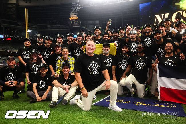 [사진] 밀워키 팻 머피 감독이 NLCS 진출 확정 후 선수들과 기념 촬영을 하고 있다. ⓒGettyimages(무단전재 및 재배포 금지)
