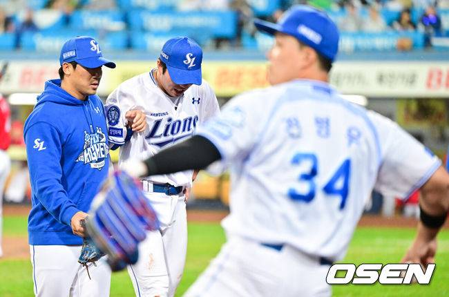 [OSEN=대구, 박준형 기자] 13일 대구 삼성라이온즈파크에서 ‘2025 신한 SOL뱅크 KBO리그’ 준플레이오프(5전 3선승제) 3차전 삼성 라이온즈와 SSG 랜더스의 경기가 열렸다삼성은 원태인, 방문팀 SSG은 드류 앤더슨을 선발로 내세웠다.8회말 1사 SSG 에레디아의 내야땅볼 타구를 삼성 김영웅이 실책으로 놓치며 부상 당한뒤 부축받으며 퇴장하고 있다. 025.10.13 / soul1014@osen.co.kr