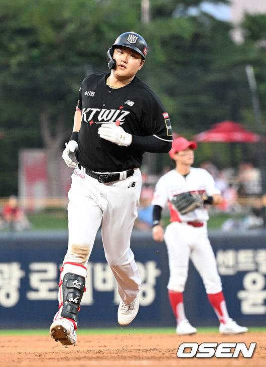 [OSEN=광주, 이대선 기자] 7일 오후 광주-KIA챔피언스필드에서 ‘2024 신한 SOL Bank KBO리그’ KIA 타이거즈와 KT 위즈의 경기가 열렸다.KIA는 외국인투수 제임스 네일, KT는 엄상백을 선발로 내세웠다.3회초 무사에서 KT 오재일이 좌월 솔로 홈런을 치고 그라운드를 돌고 있다. 2024.08.07 /sunday@osen.co.kr