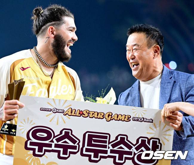 [OSEN=대전, 최규한 기자] 12일 오후 대전 한화생명볼파크에서 ‘2025 신한 SOL Bank KBO리그’ 올스타전이 열렸다.KBO 올스타전 경기는 드림 올스타와 나눔올스타 대표로 나선 총 30명의 선수가 치열한 승부를 펼친다.우수 투수상을 수상한 한화 코디 폰세가 장종훈 KBO 전력강화위원과 미소짓고 있다. 2025.07.12 / dreamer@osen.co.kr