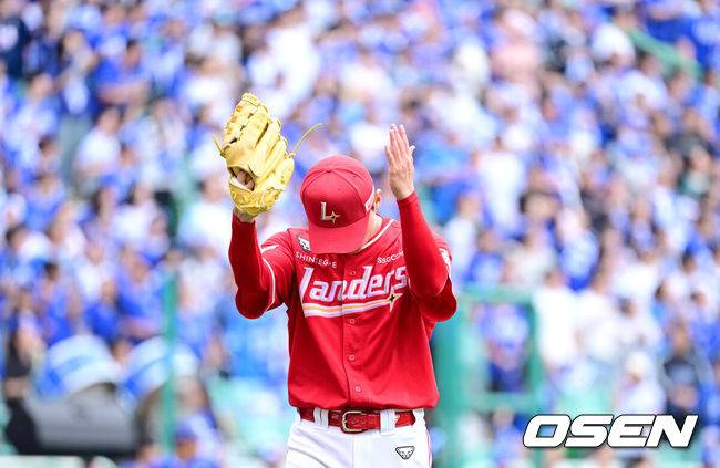 [OSEN=인천, 최규한 기자] 11일 인천 SSG랜더스필드에서 ‘2025 신한 SOL뱅크 KBO리그’ 준플레이오프(5전 3선승제) 2차전 SSG 랜더스와 삼성 라이온즈의 경기가 열렸다.SSG는 김건우, 삼성은 헤르손 가라비토를 선발 투수로 내세웠다.3회초 삼성 공격을 삼자범퇴로 막아낸 SSG 선발 김건우가 더그아웃으로 향하며 기뻐하고 있다. 2025.10.11 / dreamer@osen.co.kr