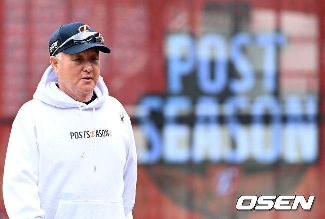 [OSEN=대전, 이대선 기자] 17일 오후 대전 한화생명볼파크에서 2025 신한 SOL Bank KBO리그 포스트시즌 플레이오프 1차전 한화 이글스와 삼성 라이온즈의 경기가 열렸다.한화는 폰세, 삼성은 가라비토를 선발 투수로 내세웠다.경기에 앞서 한화 김경문 감독이 훈련 중인 선수들을 바라보고 있다. 2025.10.17 /sunday@osen.co.k