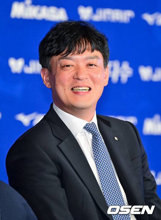 [OSEN=박준형 기자] 16일 서울 청담리베라에서 프로배구 진에어 2025-2026시즌 V리그 개막을 알리는 여자부 미디어데이 행사가 진행됐다.이날 미디어데이에는 흥국생명의 이다현, 레베카 라셈(등록명 레베카), 정관장의 정호영, 엘리사 자네테, 현대건설의 김다인, 카리 가이스버거(등록명 카리), IBK기업은행의 육서영, 알리사 킨켈라, 한국도로공사의 김세빈, 레티치아 모마 바소코(등록명 모마), GS칼텍스의 유서연, 레이나 도코쿠, 페퍼저축은행의 고예림, 조이 웨더링턴(등록명 조이)이 참석했다.GS칼텍스 이영택 감독이 미소 짓고 있다.    2025.10.16 / soul1014@osen.co.kr