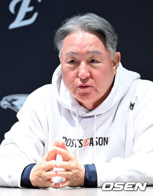 [OSEN=대전, 이대선 기자] 17일 오후 대전 한화생명볼파크에서 2025 신한 SOL Bank KBO리그 포스트시즌 플레이오프 1차전 한화 이글스와 삼성 라이온즈의 경기가 열렸다.한화는 폰세, 삼성은 가라비토를 선발 투수로 내세웠다.경기에 앞서 한화 김경문 감독이 인터뷰를 하고 있다. 2025.10.17 /sunday@osen.co.k