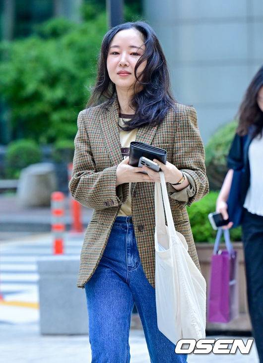 [OSEN=박준형 기자]  11일 서울중앙지방법원 형사31부가 하이브가 민희진 전 어도어 대표를 상대로 제기한 주주간계약 해지 확인 소송과, 민희진 전 대표가 하이브를 상대로 낸 풋옵션 관련 주식매매대금 청구 소송의 마지막 변론기일을 진행했다.재판부는 하이브 측 증인 신문과 구두 변론을 마친 뒤 선고기일을 정할 예정이다. 앞서 지난 6월 열린 3차 변론에서 하이브는 민희진 전 대표가 뉴진스 멤버 부모들을 회유하고 세세한 지시를 내리며 입장을 조율했다고 주장하며, 이는 ‘뉴진스 빼가기’ 계획의 일환으로 주주간계약 위반에 해당한다고 강조했다.민 전 대표는 지난해 4월부터 하이브와 법적 갈등을 이어오고 있으며, 하이브는 경영권 탈취와 배임 의혹 등을 이유로 감사에 착수했다. 반면 민 전 대표는 뉴진스 콘셉트 표절 문제가 갈등의 핵심이라고 맞서며 양측의 대립이 심화됐다.민희진 전 대표가 출석하고 있다. 2025.09.11 / soul1014@osen.co.kr