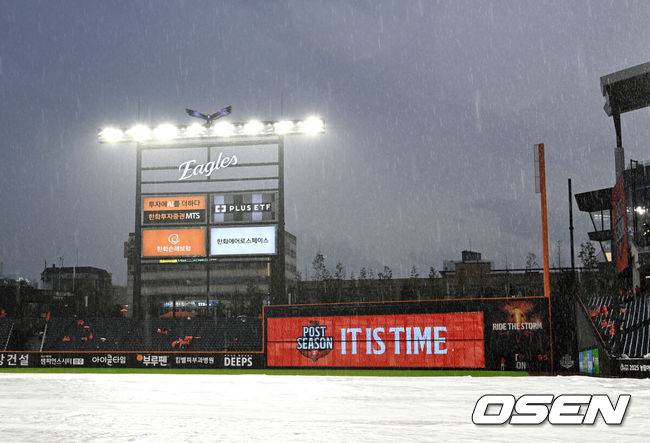 [OSEN=대전, 이대선 기자] 17일 오후 대전 한화생명볼파크에서 2025 신한 SOL Bank KBO리그 포스트시즌 플레이오프 1차전 한화 이글스와 삼성 라이온즈의 경기가 열렸다.한화는 폰세, 삼성은 가라비토를 선발 투수로 내세웠다.비가 내리는 가운데 방수포가 덮여 있다. 2025.10.17 /sunday@osen.co.k