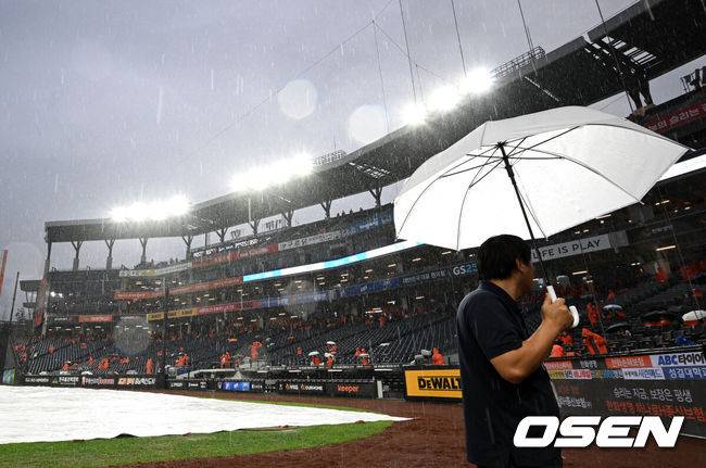 [OSEN=대전, 이대선 기자] 17일 오후 대전 한화생명볼파크에서 2025 신한 SOL Bank KBO리그 포스트시즌 플레이오프 1차전 한화 이글스와 삼성 라이온즈의 경기가 열렸다.한화는 폰세, 삼성은 가라비토를 선발 투수로 내세웠다.비가 내리는 가운데 방수포가 덮여 있다. 2025.10.17 /sunday@osen.co.k