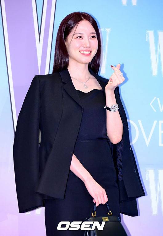 [OSEN=지형준 기자] 15일 서울 종로구 당주동 포시즌스 호텔 서울에서 더블유 코리아 제20회 유방암 인식 향상 캠페인 자선 포토 행사가 열렸다.이날 TXT 수빈, 고수, 고현정, 공명, 그레이, 김민하, 김세정, 김영광, 김영대, 김지석, 노상현, 노정의, 덱스, 르세라핌(채원, 카즈하), 몬스타엑스(형원, 셔누), 문소리, 바밍타이거, 박규영, 박은빈, 박재범, 방탄소년단 RM, 제이홉, 뷔, 변우석, 수현, 스트레이키즈(방찬, 승민), 아이들(미연, 민니, 소연, 슈화, 우기), 아이브 레이, 안유진, 장원영, 아일릿(윤아, 모카, 민주, 원희, 이로하), 에스파(카리나, 윈터, 지젤, 닝닝), 엔믹스(해원, 설윤), 엔하이픈(성훈, 제이크), 엔하이픈(정원), 엘리스, 올데이프로젝트(애니, 타잔, 베일리, 영서, 우찬), 우원재, 원지안, 이동휘, 이민호, 이수지, 이수혁, 이영애, 이유미, 이준혁, 이준호, 이채민, 임수정, 임지연, 있지(예지, 유나), 장윤주, 전소니, 전소미, 전여빈, 정려원, 정해인, 조유리, 추영우, 코드쿤스트, 크리스탈, 키키(지유, 이솔, 수이, 하음, 키야), 태양, 하정우, 화사, 효연 등이 참석했다.박은빈이 포즈를 취하고 있다. 2025.10.15. /jpnews@osen.co.kr