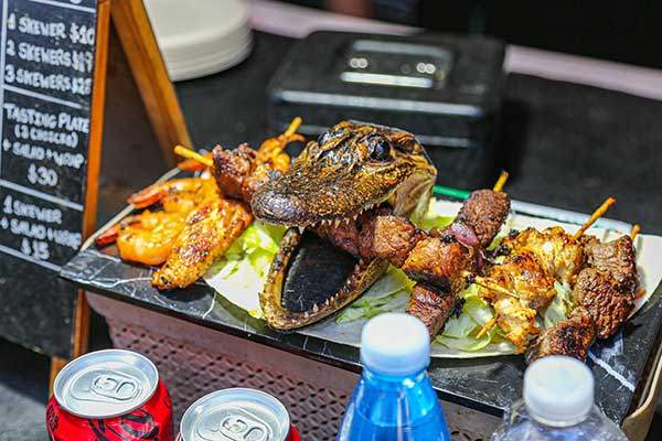 더 록스 마켓에서 캥거루 고기와 악어 고기를 맛볼 수 있다.