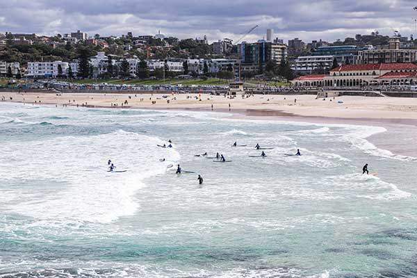 본다이비치 전경. 전 세계 서퍼들의 성지다. 겨울이라 사람이 그나마 좀 적은 편이다.