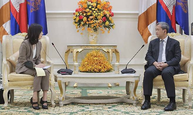 진아 외교부 2차관이 16일 캄보디아에서 훈 마네트 캄보디아 총리와 면담하고 있다. 외교부 제공