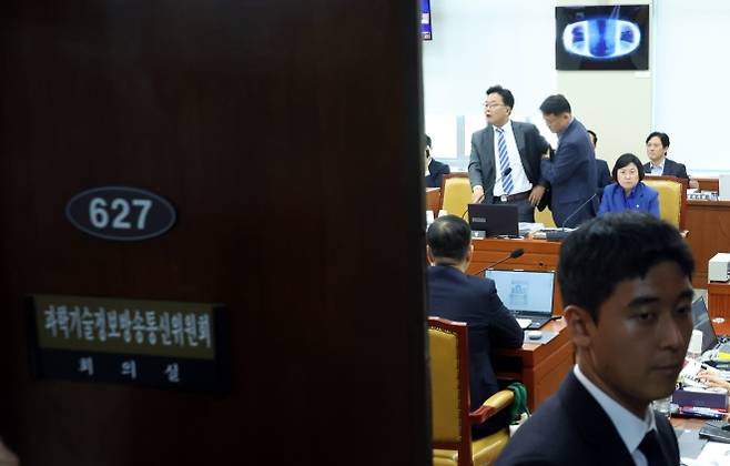 격앙된 국감 - 16일 국회에서 열린 과학기술정보방송통신위원회 국정감사가 최민희 과방위원장에 의해 비공개로 전환되는 중 김우영(왼쪽) 더불어민주당 의원이 주변의 만류에도 격앙된 표정으로 일어서 있다. 뉴시스