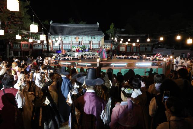 지난 8일 서울 종로구 경복궁에서 열린 2025 가을 궁중문화축전의 프로그램 '한복연향'을 찾은 관람객들이 행사를 즐기고 있다. 연합뉴스