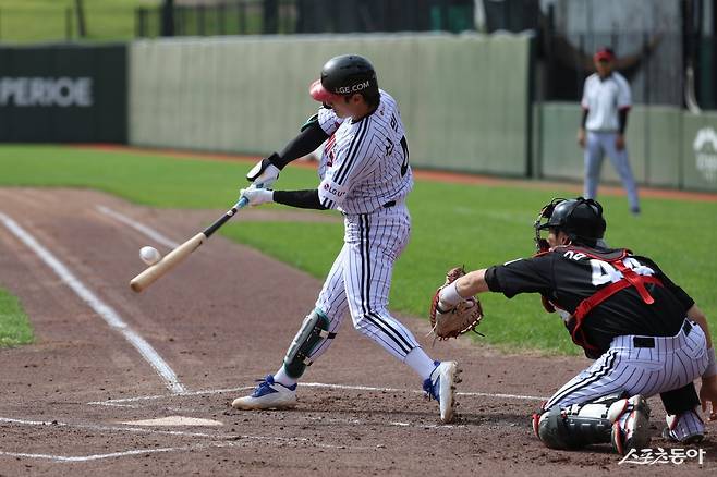 LG 신민재가 15일 이천 LG챔피언스파크에서 열린 한국시리즈 대비 청백전 도중 타격하고 있다. 사진제공｜LG 트윈스