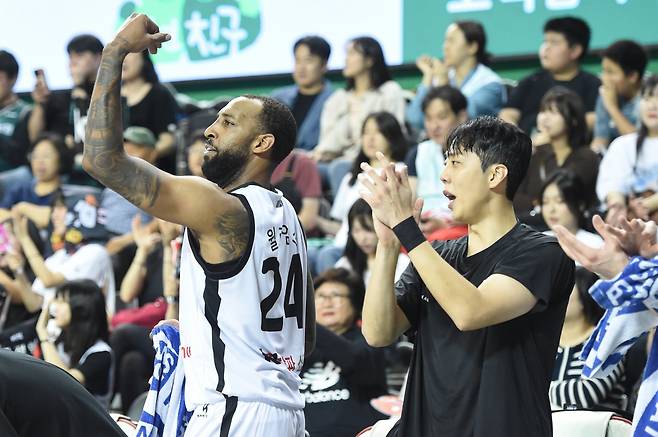 문경은 KT 감독은 데릭 윌리엄스(사진, 왼쪽)의 부진과 정창영(오른쪽)의 부상으로 포워드진 운영에 고민이 많다. 사진제공｜KBL