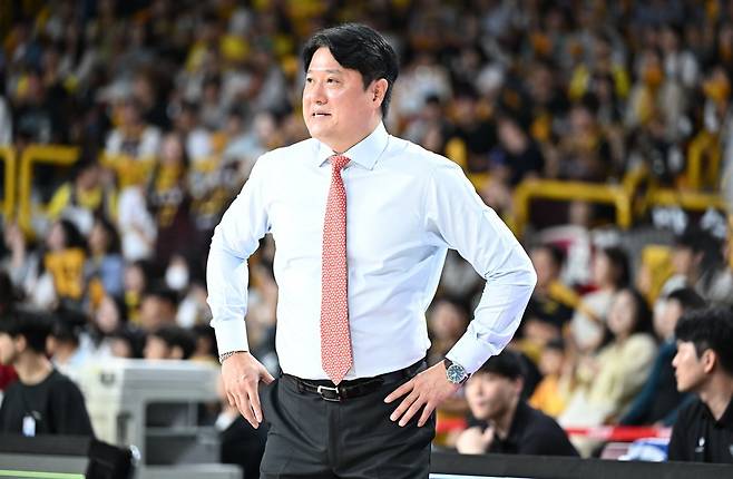 문경은 KT 감독(사진)은 데릭 윌리엄스의 부진과 정창영의 부상으로 포워드진 운영에 고민이 많다. 사진제공｜KBL