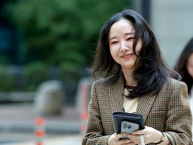 민희진 전 어도어 대표가 지난달 11일 서울 서초구 중앙지방법원에서 열린 하이브와의 주식 매매대금 청구 및 주주 간 계약 해지 확인 소송에 증인으로 출석하고 있다. 연합뉴스