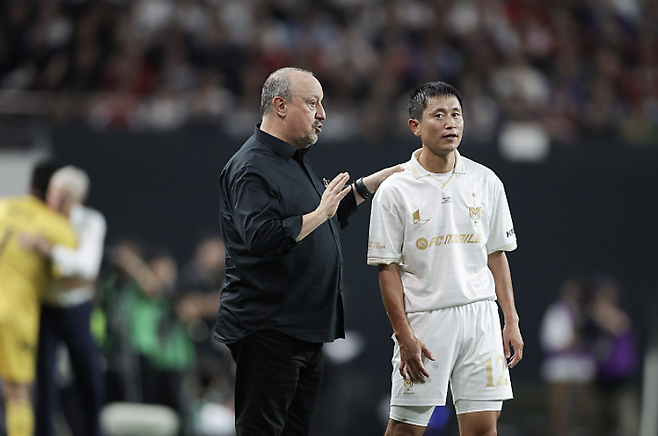 14일 ‘2025 아이콘매치’에서 이영표에게 지시하는 베니테스 감독. FA포토