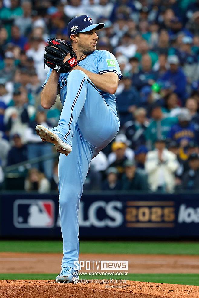 ▲ 4차전 선발로 나서 5.2이닝 2실점으로 잘 던지며 팀의 역전승을 이끈 맥스 슈어저