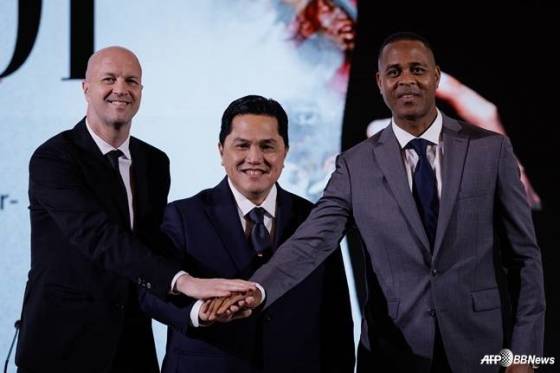 에릭 토히르(가운데) 인도네시아 축구협회장과 파트릭 클라위버르트(오른쪽) 감독, 조르디 크루이프. /AFPBBNews=뉴스1