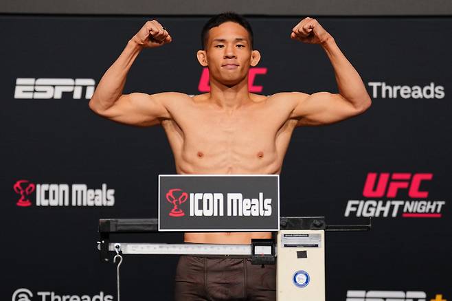 타이라 타츠로와 경기 전 계체 중인 박현성. /사진=UFC 제공