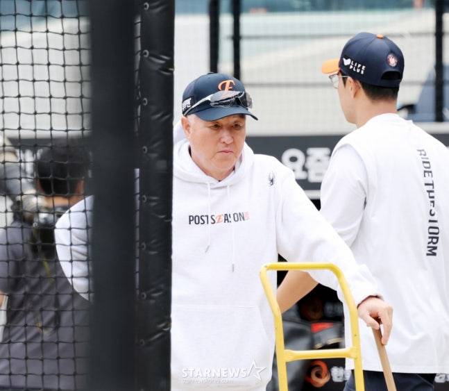 김경문 한화 감독이 17일 열리는 2025 KBO 플레이오프 1차전을 앞두고 훈련을 지켜보고 있다. /사진=강영조 선임기자